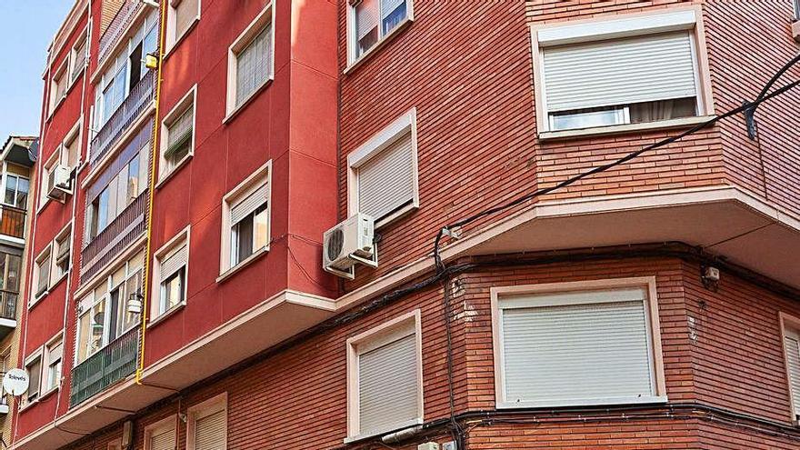 Edificio de Zaragoza donde vive la familia de la niña muerta.