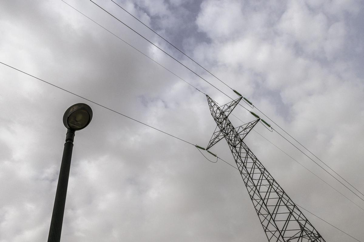 Una torre de electricidad, en una fotografía de archivo. EFE/Cati Cladera