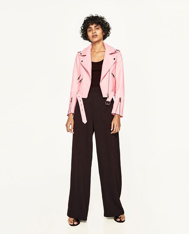 La nueva chaqueta viral de Zara es rosa