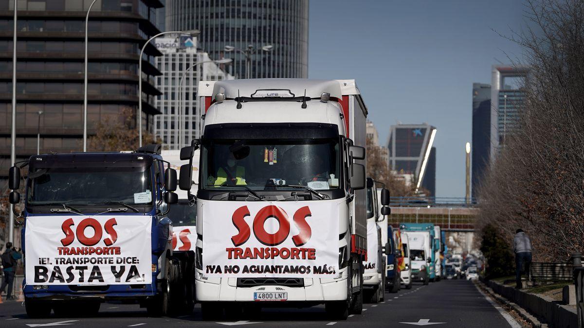 Marcha lenta de camiones y furgonetas convocada por la asociación de la CETM en Madrid.