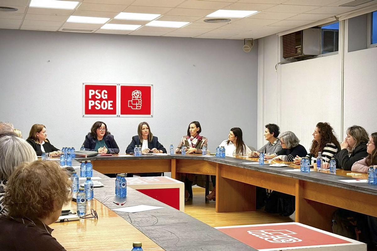 Lara Méndez, tercera por la izquierda, flanqueada por Silvia Fraga y Ana Laura Iglesias, el jueves en la reunión de la Comisión de Igualdad del PSdeG