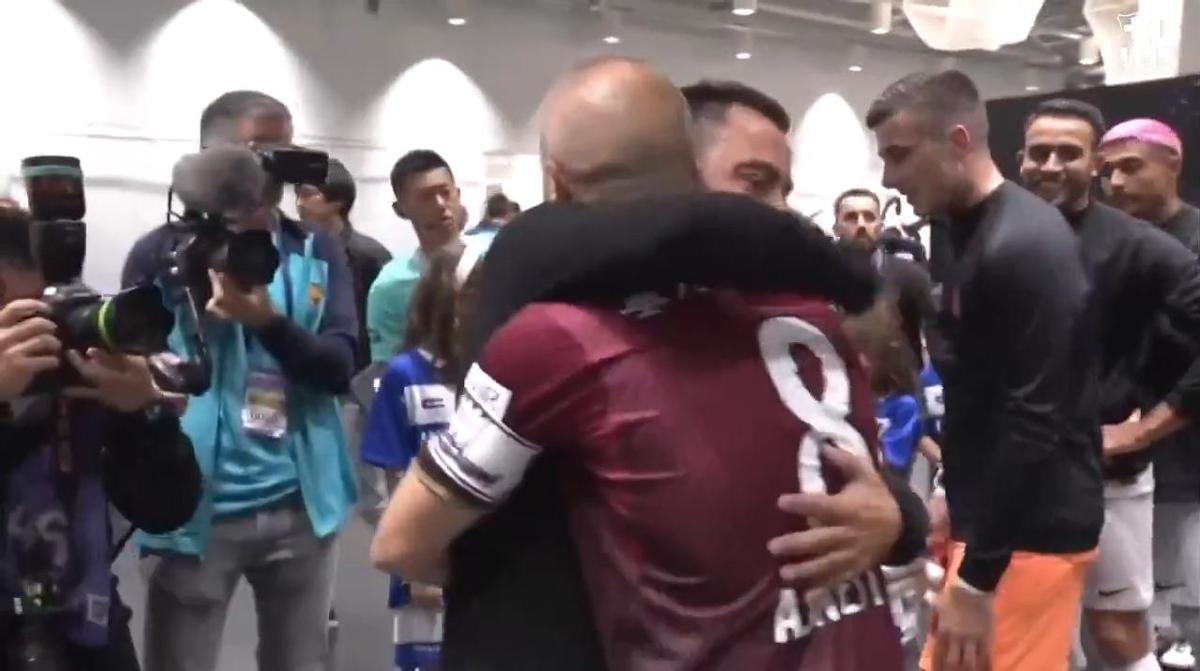 ¡El reencuentro más esperado!  Iniesta saluda a Xavi antes del amistoso entre el Barça y el Vissel Kobe