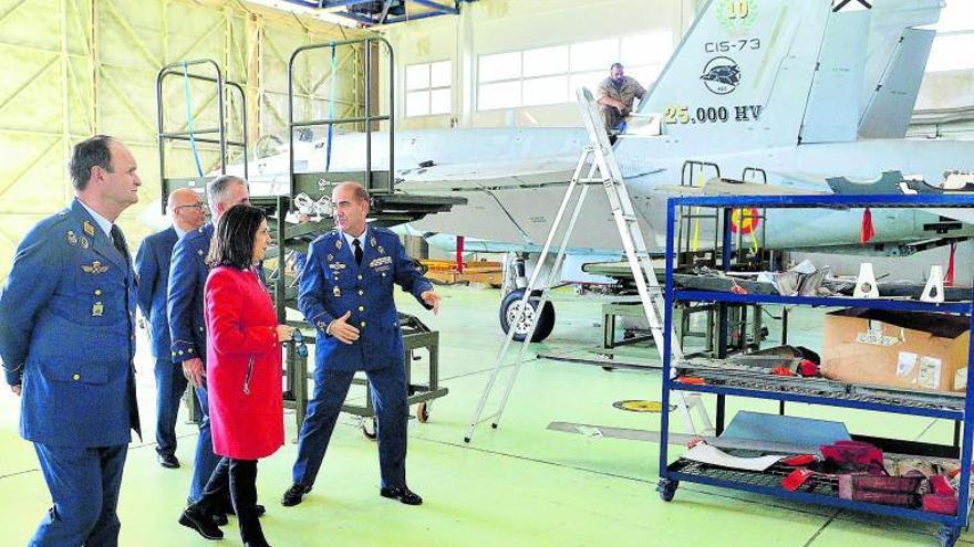 La ministra de Defensa, Margarita Robles, durante su visita a la Base Aérea de Gando, en 2019. | |