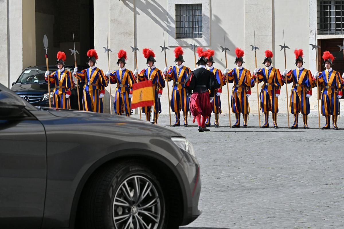 Felipe VI y la reina Letizia llegan al Vaticano para su audiencia con León XIV.