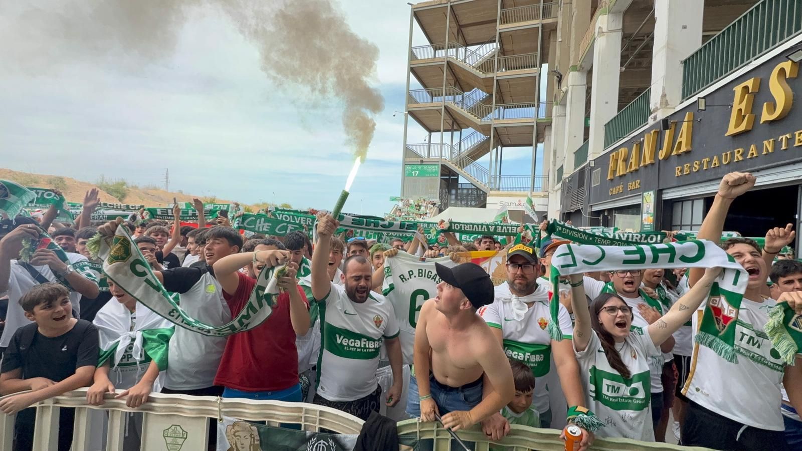 El Martínez Valero se llena de aficionados para animar al Elche CF desde la casa franjiverde