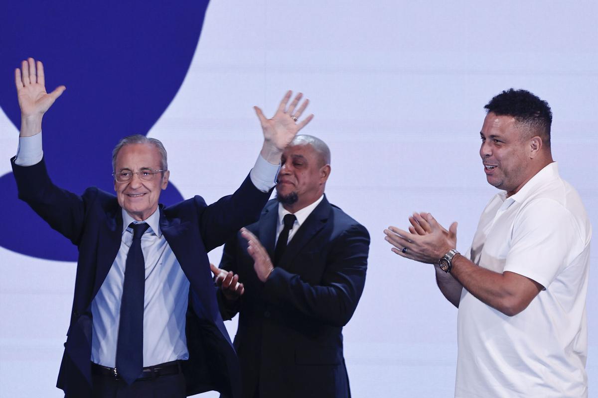 El presidente del Real Madrid, Florentino Pérez. y los exfutbolistas brasileños del Real Madrid Ronaldo Nazario y Roberto Carlos, durante la presentación de su candidatura a las elecciones del club.