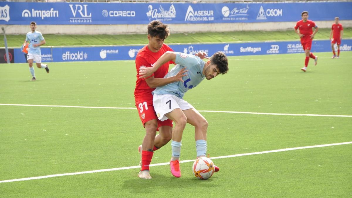 El celeste Zequi Díaz es presionado por Diego en el partido contra el Sevilla C.