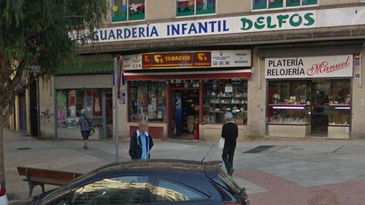 Estanco de la Travesía de Vigo en el que se selló el boleto de segunda categoría premiado en la Bonoloto.