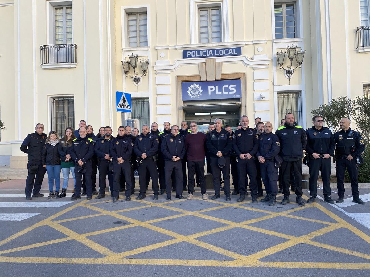 Los asistentes procedentes de una veintena de municipios junto al concejal de Seguridad de Castelló, Octavio Traver, en la apertura.
