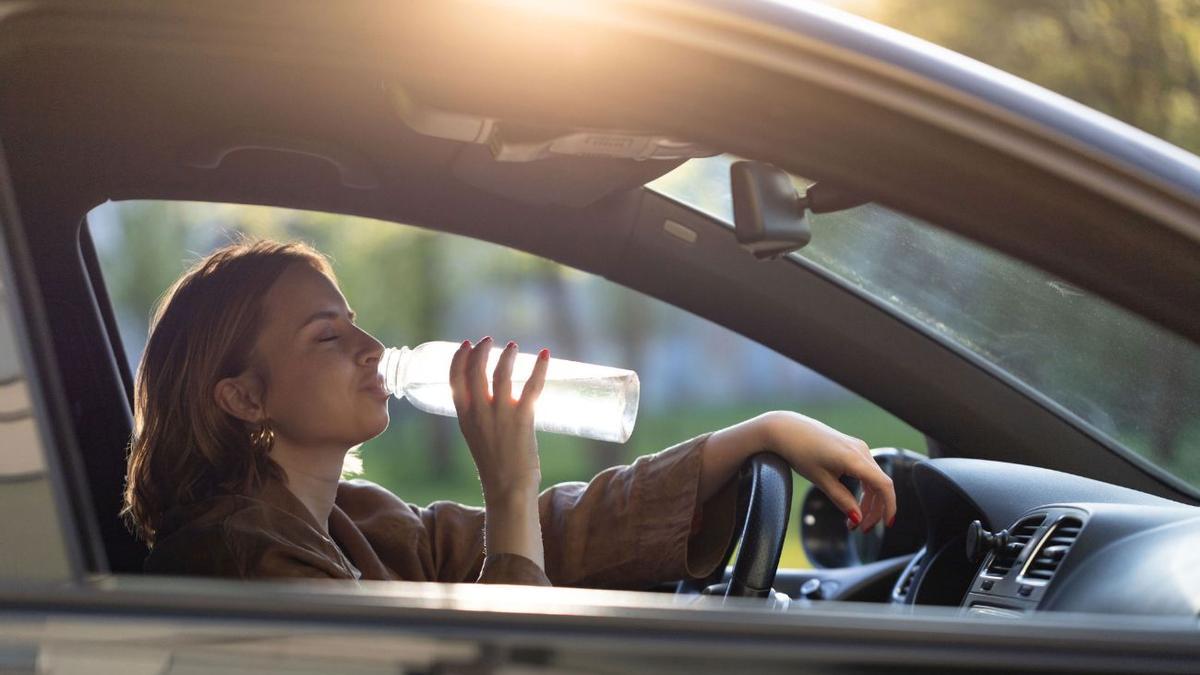 La DGT rompe el silencio: Beber agua mientras conduces no te llevará a la sanción