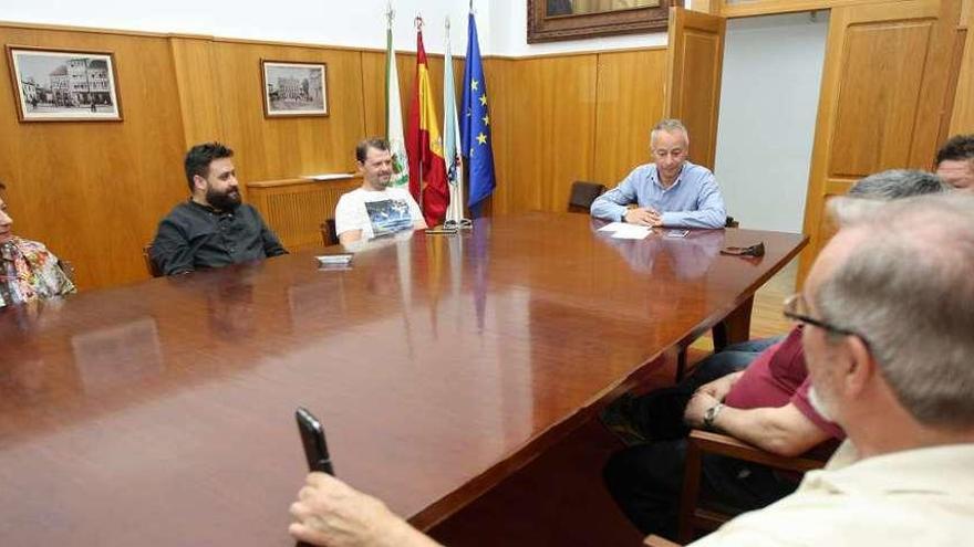 El teniente de alcalde, ayer, con parte de los participantes en la degustación popular. // Bernabé / Cris M.V.