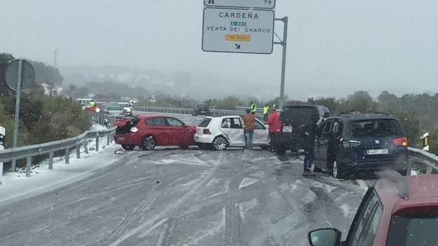 El hielo en la carretera provoca un choque en cadena en Cardeña