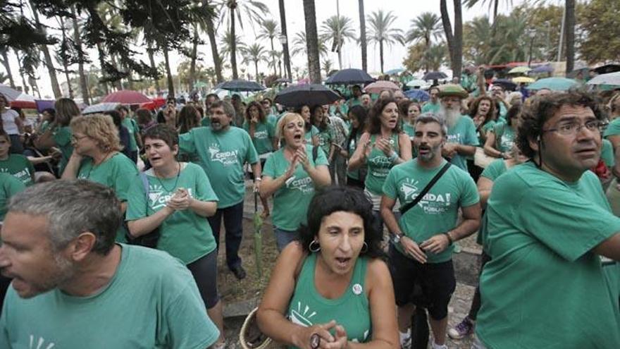 Decenas de personas se congregaron frente al Consolat para pedir la dimisión de Bauzá.