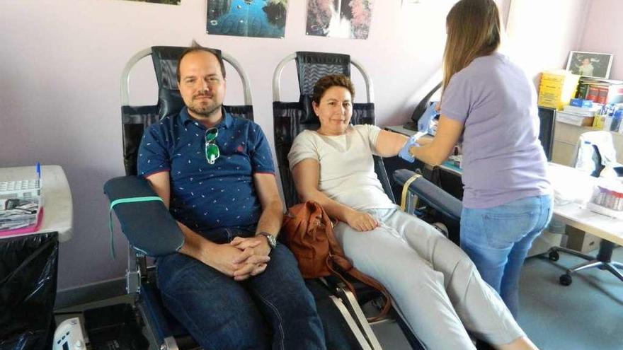 Dos donantes de sangre, en el centro de salud de Villaralbo el pasado martes.