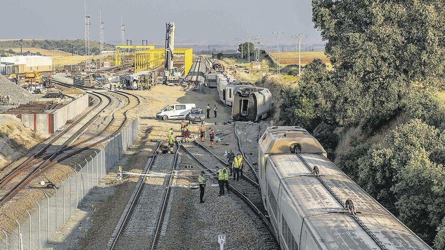 Trabajos de revisión de los daños en las vías junto a la base de La Hiniesta, ayer martes.