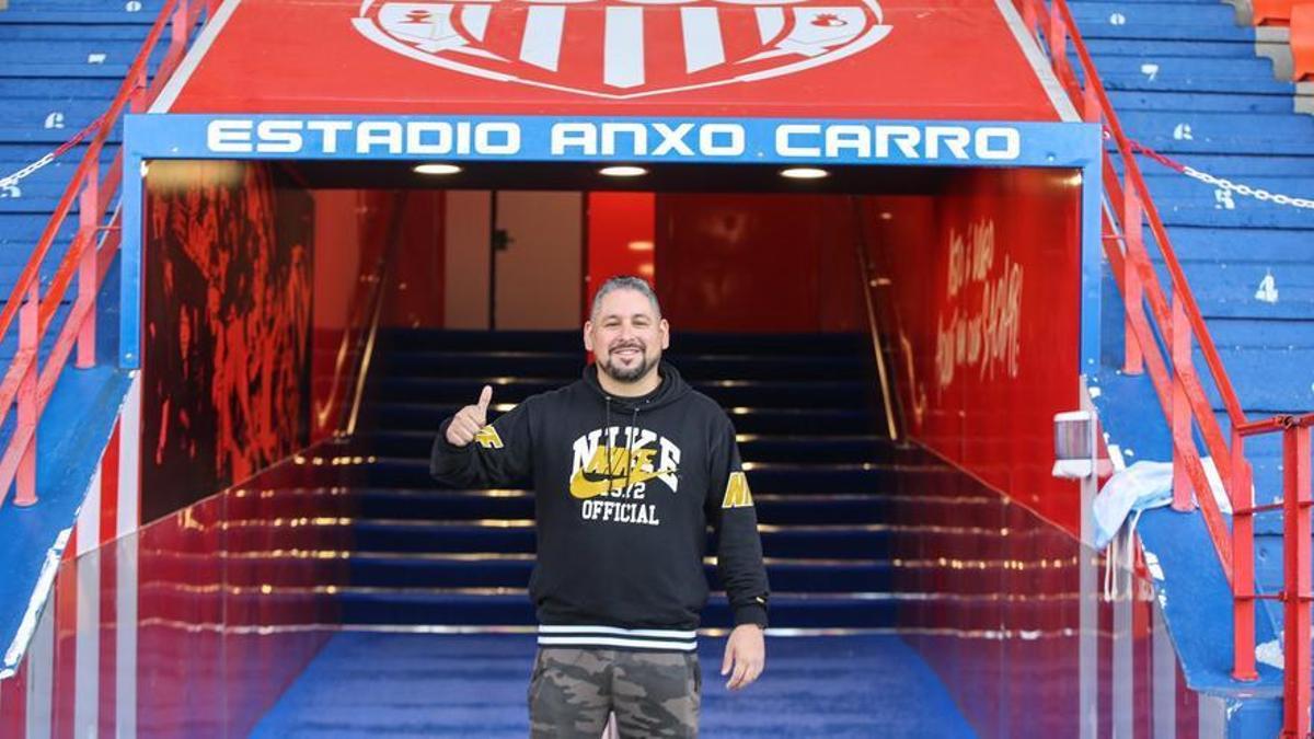 Gonza Bobadilla, aficionado argentino del CD Lugo, en el Estadio Anxo Carro.