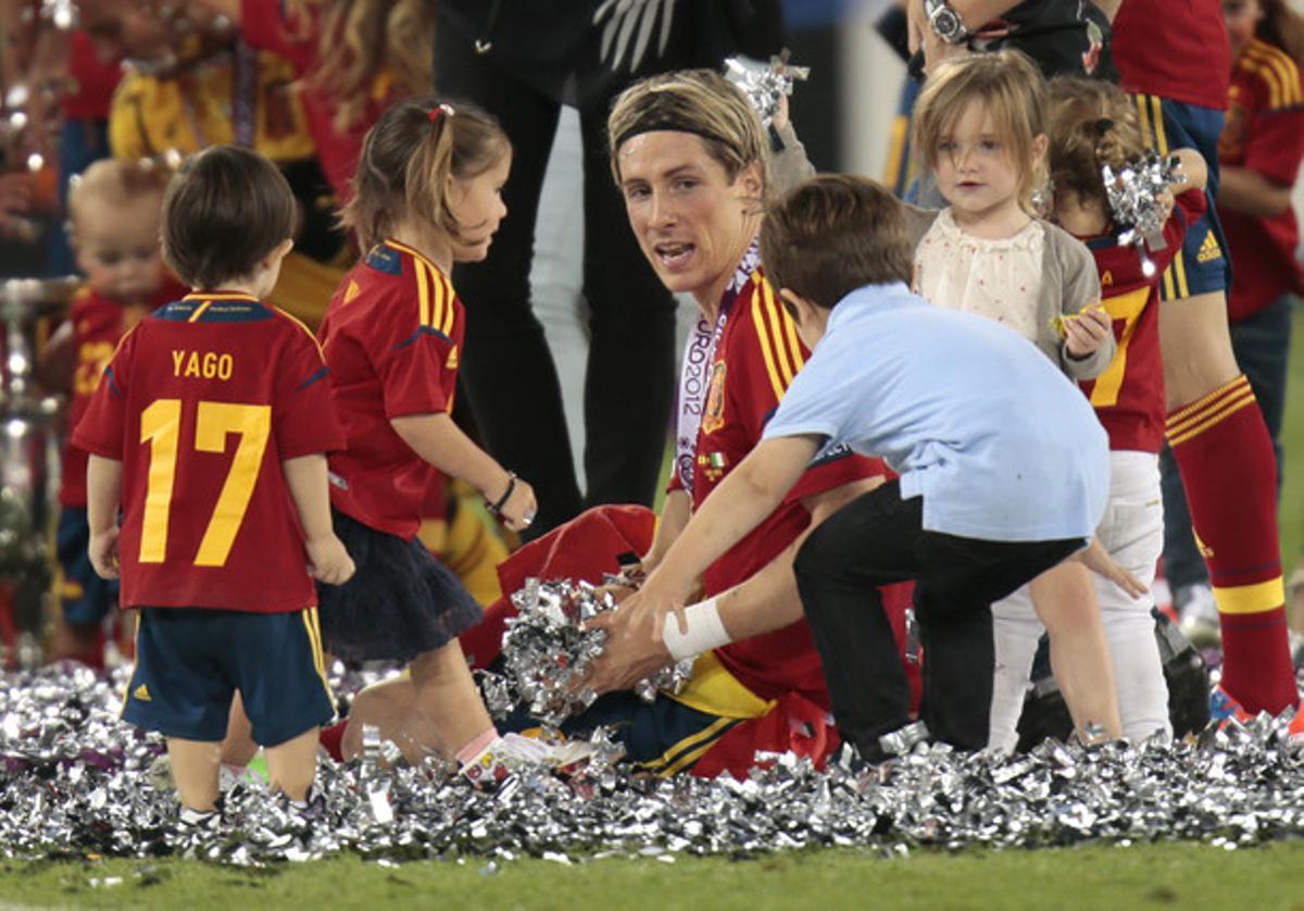 Torres, agachado, con sus hijos, y varios niños de sus compañeros.