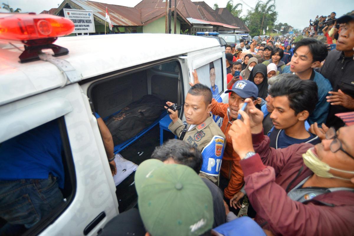 Búsqueda contrarreloj de 12 alpinistas desaparecidos tras la erupción del volcán Marapi, en Indonesia