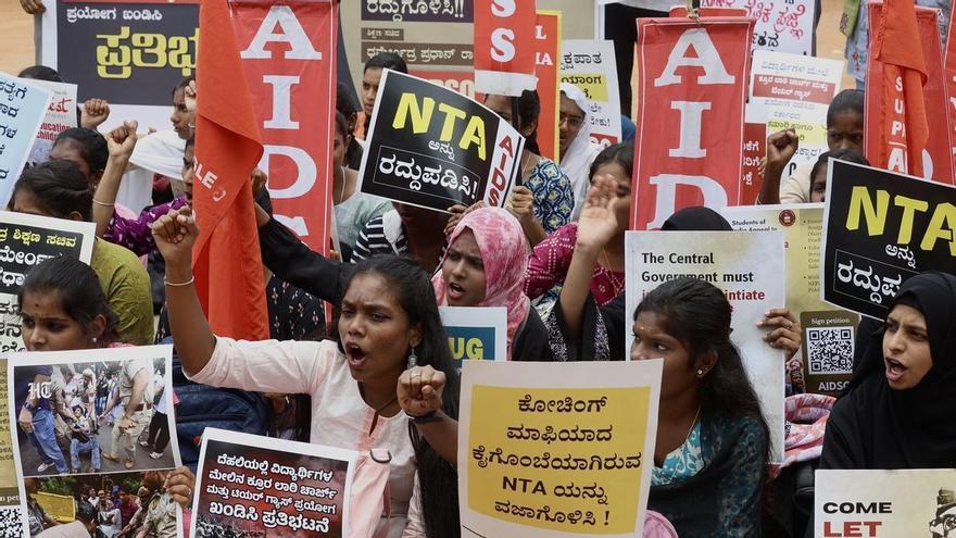 La revolución de "las cucarachas" indias deja 60 manifestantes heridos y 70 detenidos en Nueva Delhi
