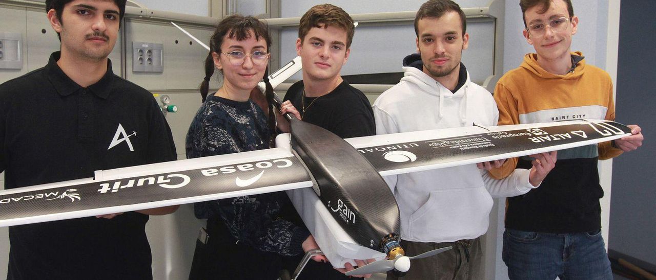 Pablo Domínguez, Gálata Martínez, José Gómez, Christian la Banca y Manuel Márquez, con el prototipo fabricado