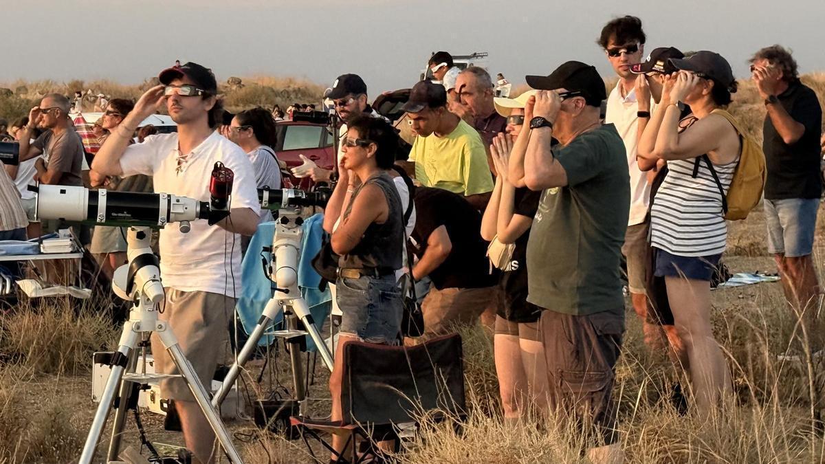 Diverses persones observen l'eclipsi del 12 d'agost.