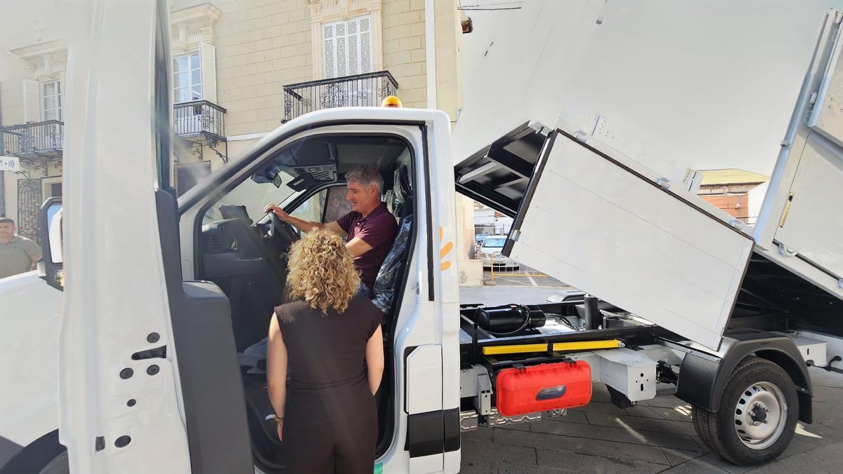El acalde Vegara en la cabina de uno de los nuevos vehículos del servicio de limpieza de Orihuela. De espaldas, la concejala Rocío Ortuño