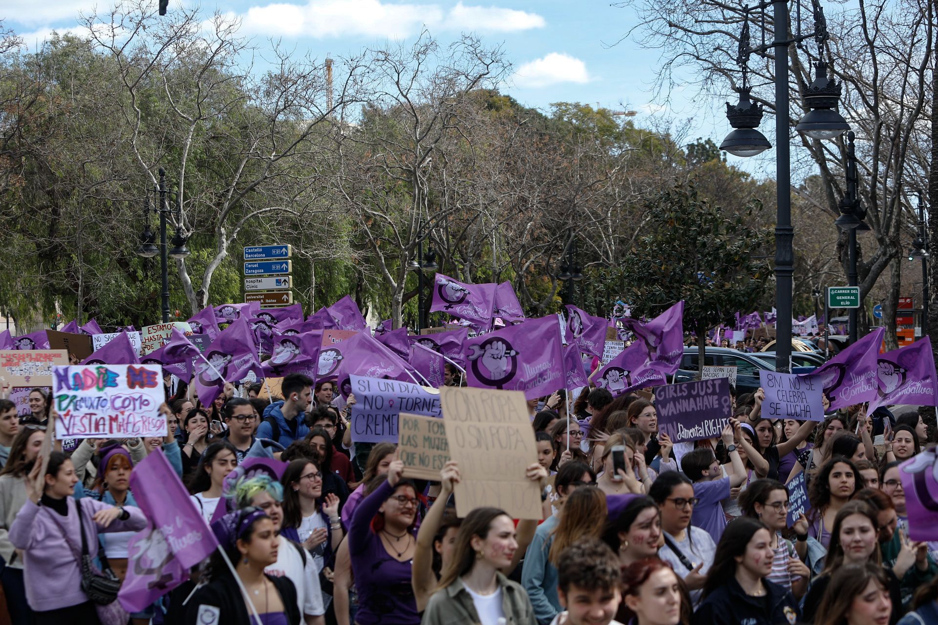 Las estudiantes toman las calles de València en el 8M