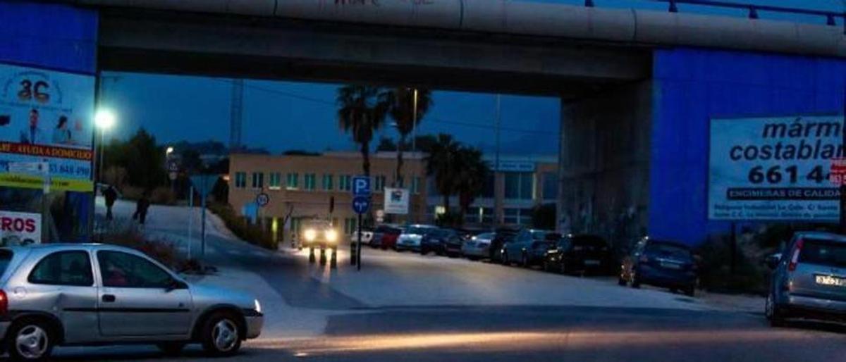 Los accesos al centro sanitario están poco iluminados para el público que ha de desplazarse andando por la noche hasta el recinto.