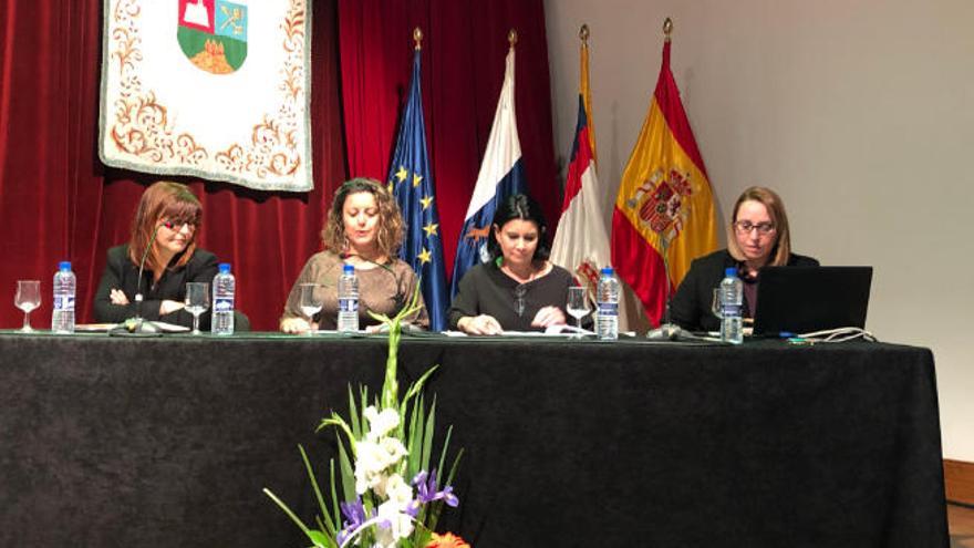 María del Cristo González Marrero (izquierda), la concejal de Patrimonio del Ayuntamiento de Yaiza, Silvia Santana, la directora general de Patrimonio, Nona Perera y la profesora Esther Chávez Álvarez