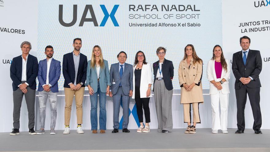 De izquierda a derecha: Carlos Costa, Head of Business Development de Rafa Nadal Academy y manager de Rafa Nadal; David Villa; José Manuel Calderón; Maribel Nadal, directora de marketing de Rafa Nadal Academy; Jesús Núñez, Presidente de UAX; Rosario Baqu