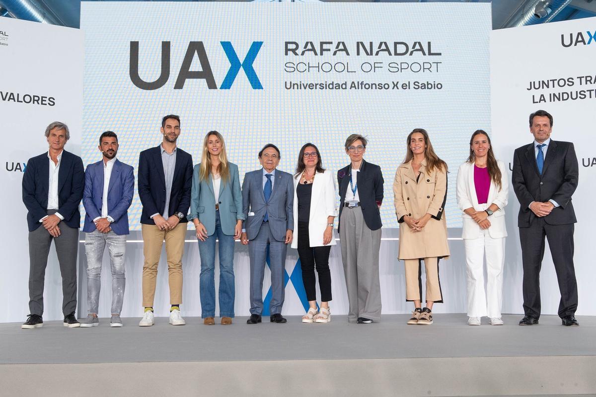 De izquierda a derecha: Carlos Costa, Head of Business Development de Rafa Nadal Academy y manager de Rafa Nadal; David Villa; José Manuel Calderón; Maribel Nadal, directora de marketing de Rafa Nadal Academy; Jesús Núñez, Presidente de UAX; Rosario Baqu