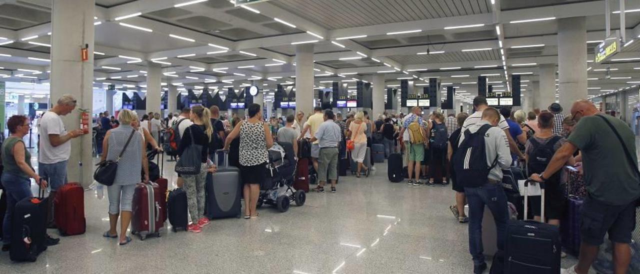 Por Son Sant Joan pasan más de 150.000 pasajeros diarios en los meses de verano