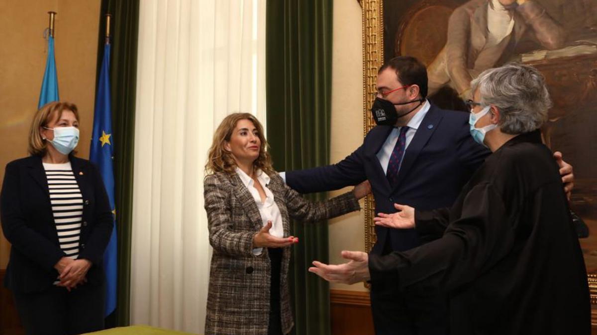 Por la izquierda, Delia Losa, Raquel Sánchez, Adrián Barbón y Ana González, en el Ayuntamiento de Gijón, en mayo de 2022.