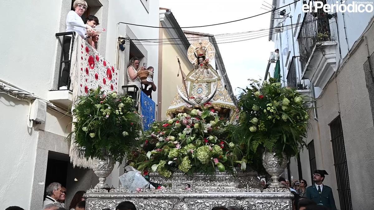Vídeo | La Virgen de la Montaña regresa a su santuario escoltadas por cientos de cacereños