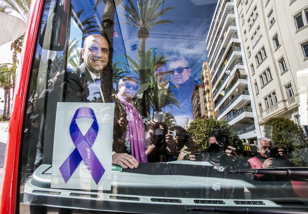El Ayuntamiento de Alicante se suma al Día Internacional de la Mujer con el lazo morado en todos los autobuses del Transporte Público.