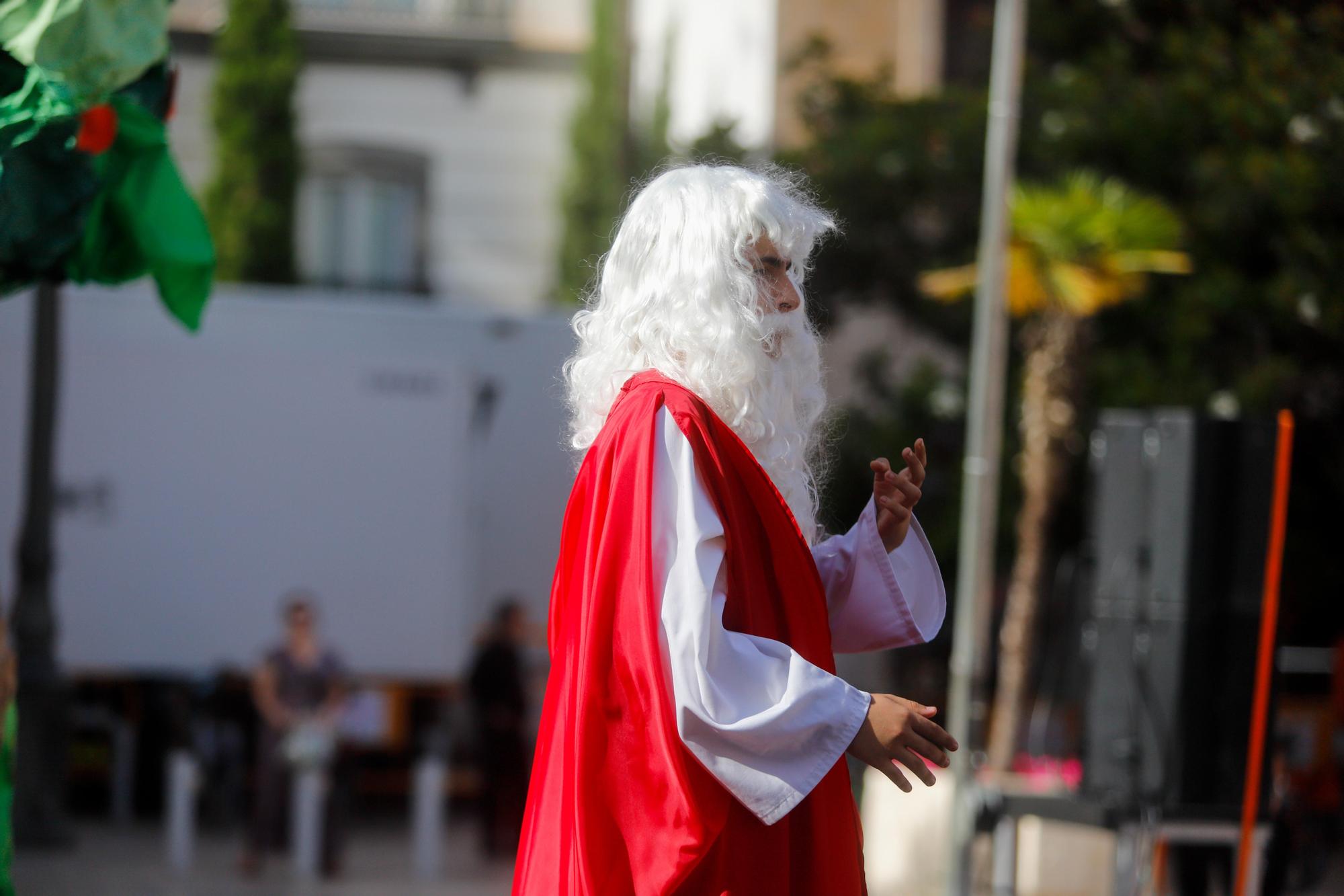 Sábado de Corpus: ambiente en la plaza, balcones y adornos florales