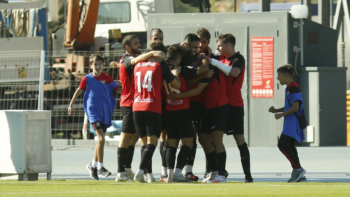 Los jugadores celebran el gol de la victoria