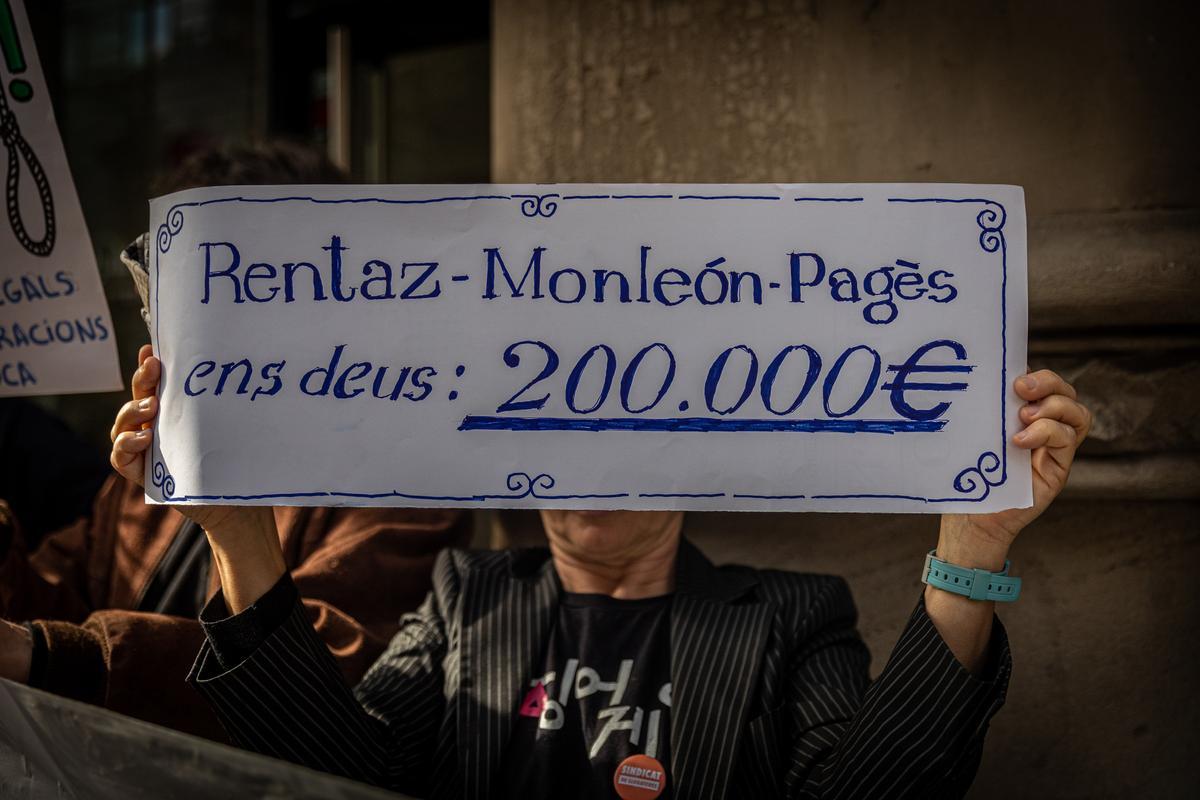 Decenas de inquilinos protestan ante una inmobiliaria de Barcelona por una estafa de 200.000 euros