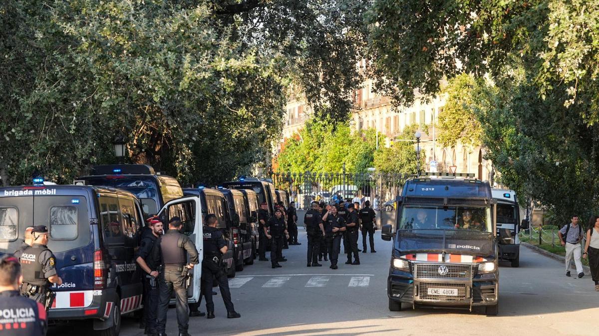 Los Mossos blindaron el Parlament a la espera de Puigdemont