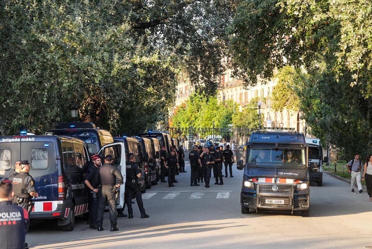 Los Mossos blindan el Parlament a la espera de Puigdemont