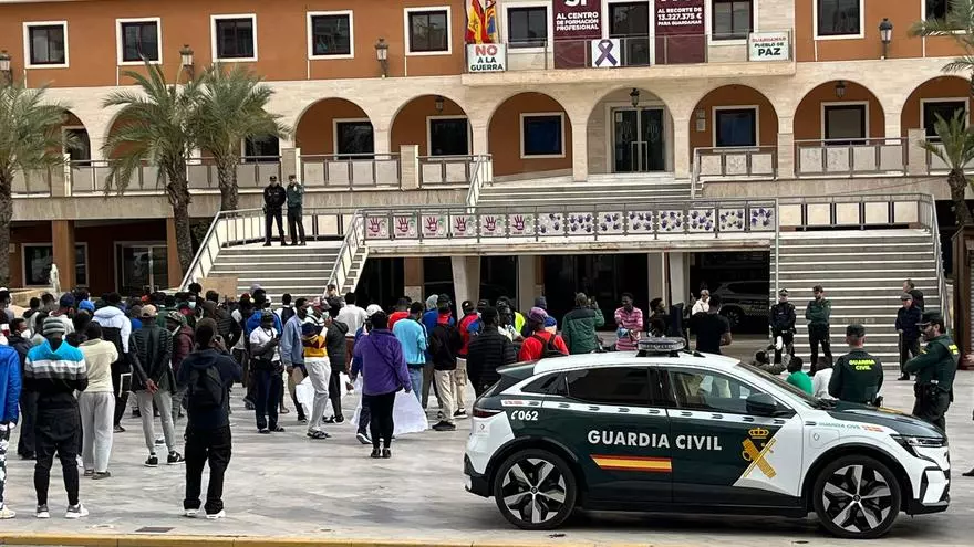 Protesta de los migrantes alojados en uno de lo hoteles de Guardamar para reclamar mejoras en sus condiciones