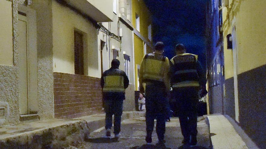 Agentes de la Policía Nacional en la puerta de acceso a la casa donde ocurrió el crimen de Jinámar, anoche.