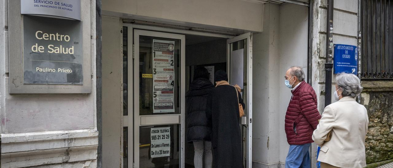 Pacientes a las puertas de un centro de salud ovetense.