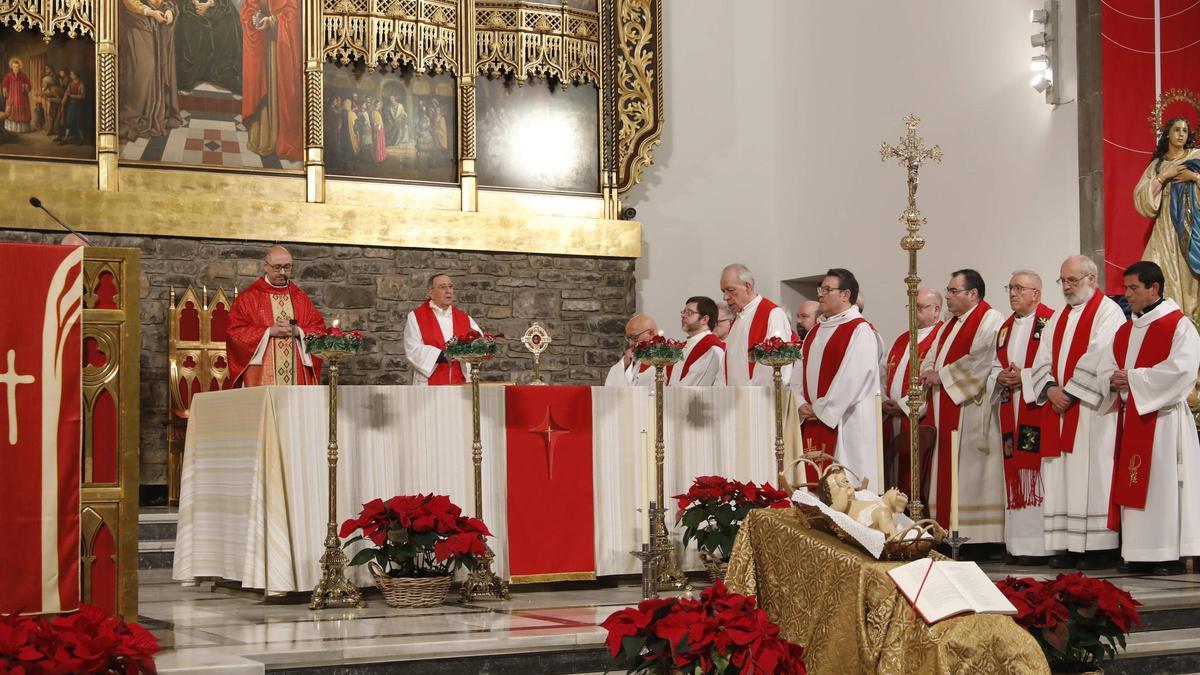 Así fue la exhibición de la reliquia de San Lorenzo en la parroquia de Gijón (en imágenes)