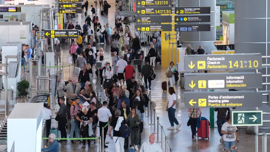 Un turista británico hiere a tres policías en un altercado en el aeropuerto de Alicante-Elche
