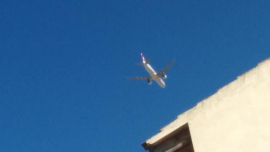 Un avión de bajos vuelos en Palma