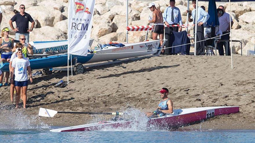 Adrián Miramón, campeón de España en C1x absoluto, al llegar a la playa.