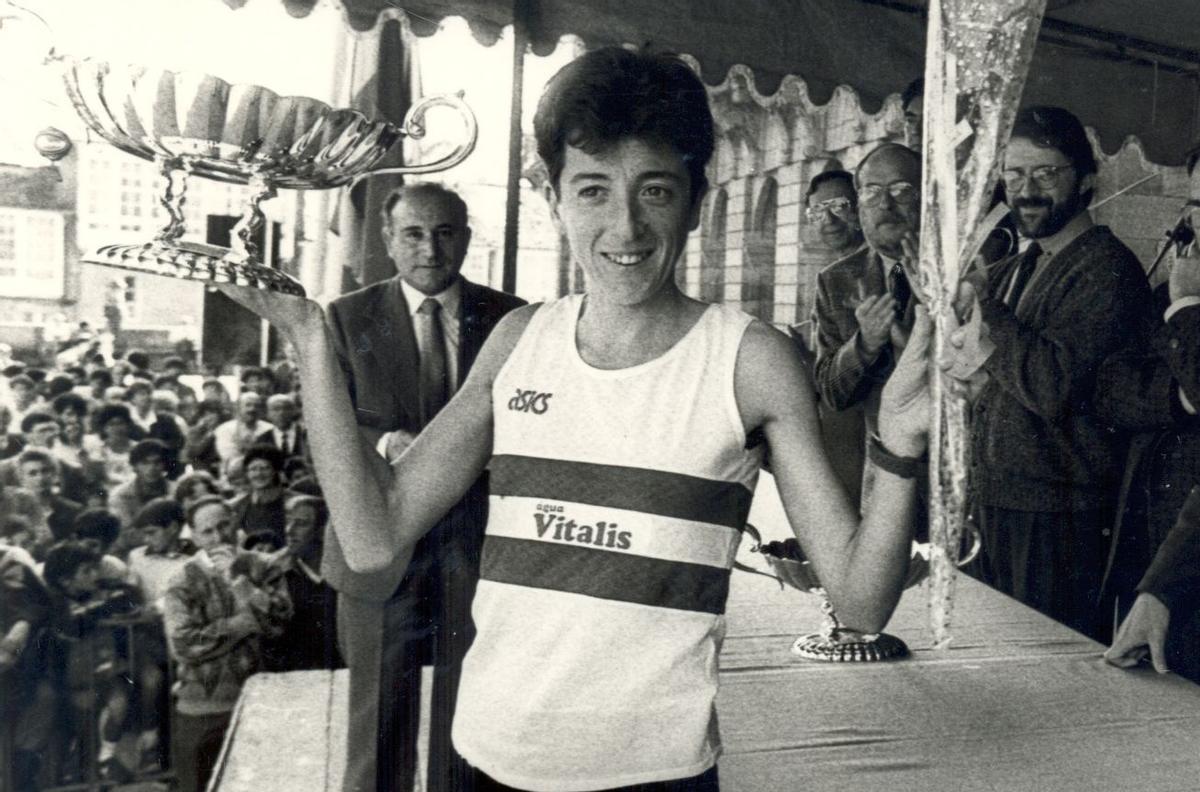 La portuguesa Rosa Mota con su trofeo de ganadora de la Carreira Pedestre Popular de Santiago en 1987