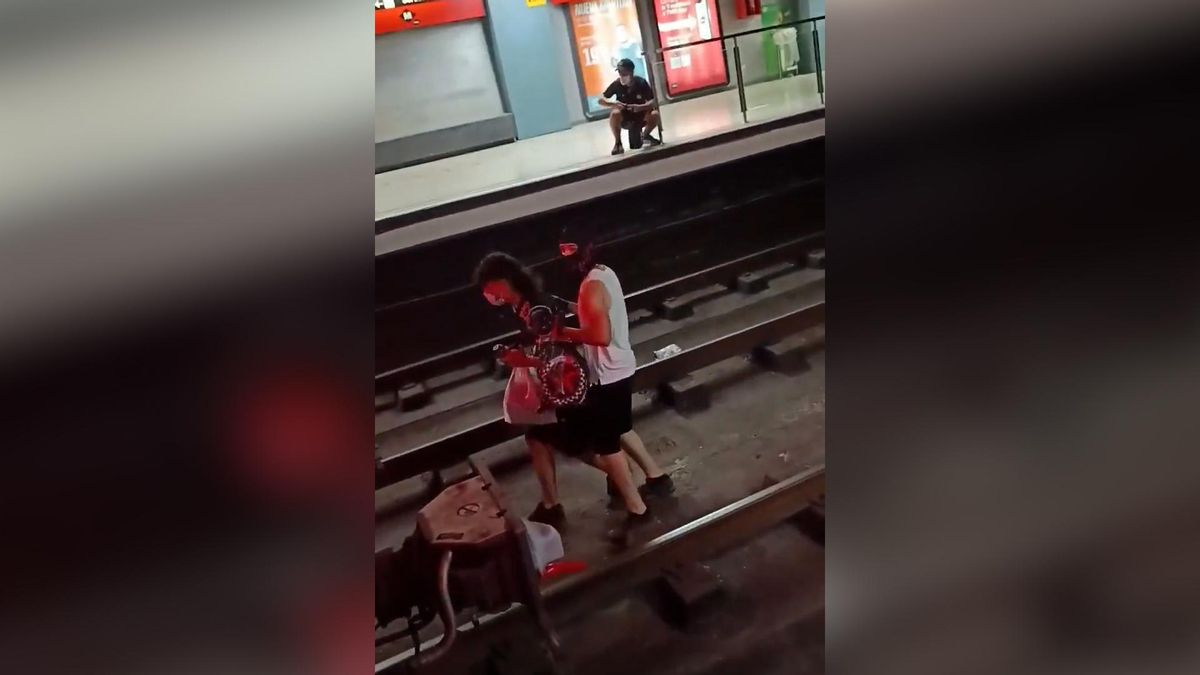 Acto vandálico de un grupo de grafiteros en la estación de metro de Santa Eulàlia