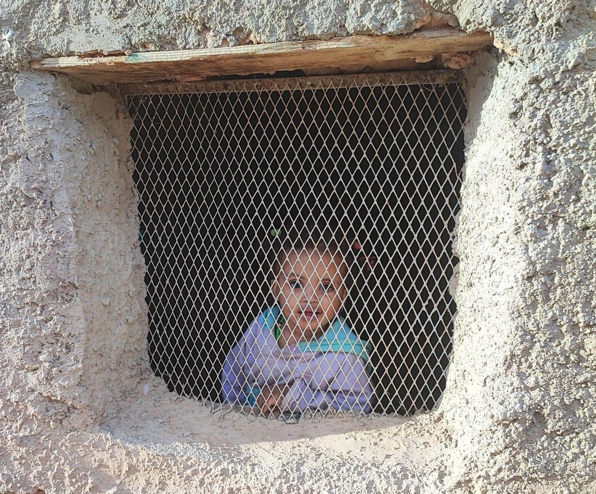 Una niña saharaui en una de las viviendas de un campamento.